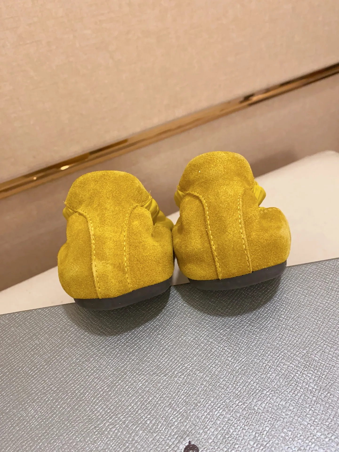 Men's shoes 💰 500💰 ✔️✔️✔️High version High-quality new PRADA counters are launched simultaneously. The new men's shoes and 😘fabrics are selected from first-layer cow suede and waterproof fabrics, and are made by pure handicrafts. Lining: Full sheepskin lining. 👍🏿 High-end ☄️ air-cushion molded anti-slip rubber outsole, exquisite lines, simple and elegant, comfortable and high-end for leisure travel. Number of yards: 38 to 44. Can be customized45